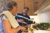 Couple sénior coupe légumes dans la cuisine à la maison — Photo de stock