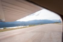 Крупный план крыла самолета на взлетно-посадочной полосе — стоковое фото