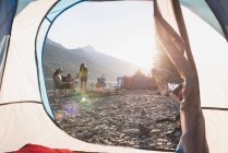 Gruppo di amici in campeggio vicino al lungofiume in una giornata di sole — Foto stock