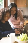 Mutter und Tochter diskutieren zu Hause über Laptop — Stockfoto