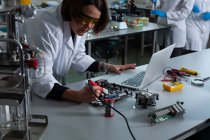 Placa de circuito de solda cientista fêmea em laboratório — Fotografia de Stock
