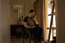 Uomo disabile che parla sul cellulare a casa — Foto stock