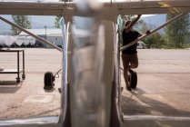 Ala di manutenzione meccanica degli aeromobili presso l'hangar aerospaziale — Foto stock