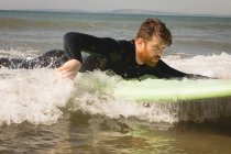 Primer plano del surf surfista en agua de mar - foto de stock