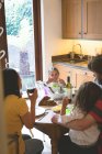 Famiglia che mangia sul tavolo da pranzo a casa — Foto stock