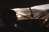 Вид сзади пилота, взлетающего на взлетно-посадочную полосу — стоковое фото
