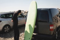 Серфер носить гідрокостюм біля пляжу в сонячний день — стокове фото
