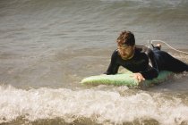 Surfer surfen auf dem Meerwasser an einem sonnigen Tag — Stockfoto