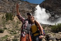Paar macht Selfie mit Handy in den Bergen — Stockfoto