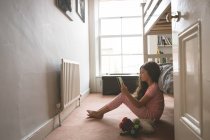 Девочка читает книгу в спальне дома — стоковое фото