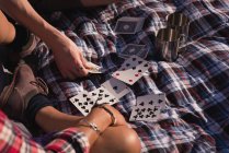 Nahaufnahme eines Paares, das mit Spielkarten spielt — Stockfoto