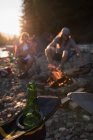 Nahaufnahme einer Bierflasche auf einem Campingstuhl — Stockfoto