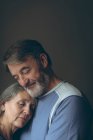 Romantisches Senioren-Paar umarmt sich zu Hause — Stockfoto