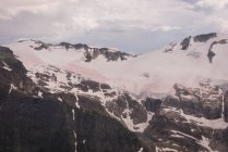 Вид с воздуха на покрытые снегом горы — стоковое фото