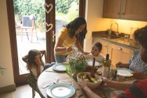 Madre che serve un pasto a sua figlia a casa — Foto stock