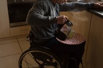 Behinderter bereitet zu Hause in Küche Kaffee zu — Stockfoto