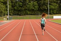 Задний вид женской атлетической беговой дорожки — стоковое фото