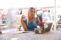 Mulher bonita usando laptop no café ao ar livre — Fotografia de Stock