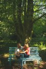 Couple relaxing in the park on a sunny day — Stock Photo