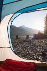 Camping vacío cerca de la orilla del río en las montañas - foto de stock