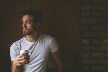 Удумливий чоловік має каву вдома — стокове фото