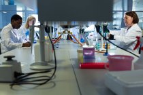 Scientifiques expérimentant ensemble en laboratoire — Photo de stock