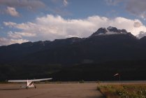 Aéronefs privés décollant sur piste — Photo de stock