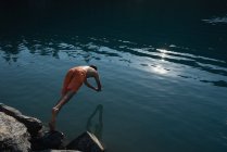Homme plongeant dans la rivière — Photo de stock