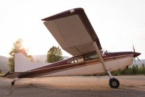 Частный самолет припаркован рядом с ангаром — стоковое фото