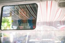 Felice cameriera donna che lavora nel camion cibo — Foto stock