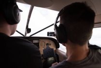 Пілоти беруть селфі з мобільним телефоном під час польоту в авіаційній кабіні — стокове фото
