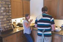 Старша пара, що ріже овочі на кухні вдома — стокове фото