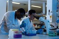 Cientistas do sexo masculino experimentando juntos em laboratório — Fotografia de Stock