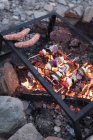 Nahaufnahme von Lebensmitteln auf einem Grill auf dem Campingplatz — Stockfoto