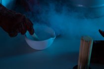 Мужчина-ученый перемешивает жидкость в миске в лаборатории — стоковое фото