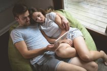 Pareja romántica usando tableta digital en casa - foto de stock