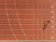 Молодая спортсменка бегает по спортивной трассе — стоковое фото