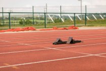 Startlöcher auf Laufstrecke am Sportgelände — Stockfoto