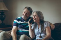 Щасливі старший жінка говорити на мобільний телефон вдома — стокове фото