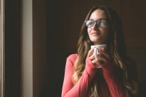 Красивая женщина пьет кофе дома — стоковое фото
