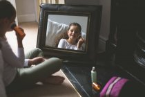 Mädchen schminkt sich zu Hause vor dem Spiegel — Stockfoto
