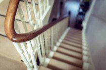 Escalier vide à la maison — Photo de stock