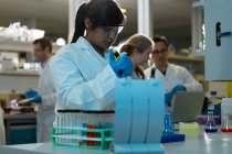 Aufmerksame Wissenschaftlerin mit Pipette im Labor — Stockfoto