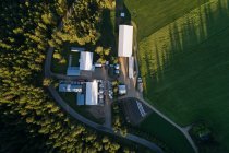 Vista aérea da usina de bio gás no campo no campo — Fotografia de Stock