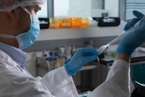 Gros plan sur les femmes scientifiques expérimentant en laboratoire — Photo de stock