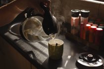 Mann bereitet in Küche zu Hause Kaffee zu — Stockfoto
