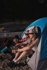Casal relaxante na tenda em um dia ensolarado — Fotografia de Stock