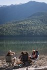 Gruppo di escursionisti campeggio vicino al lungofiume in montagna — Foto stock