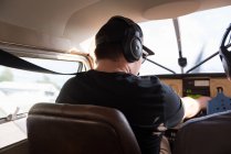 Visão traseira do piloto pronto para voar aeronaves — Fotografia de Stock