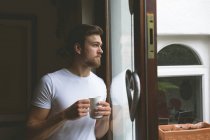 Nachdenklicher Mann beim Kaffee zu Hause — Stockfoto